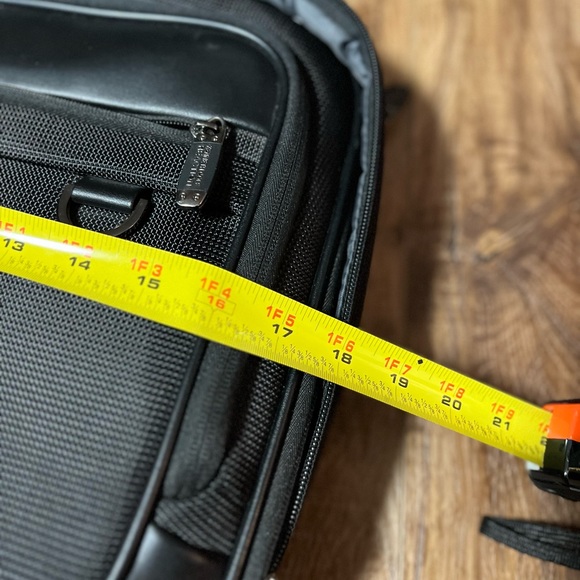 Kenneth Cole Reaction Laptop Case for up to 17" computers - Picture 6 of 15